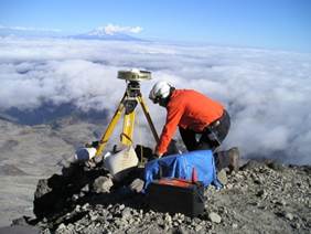 msh04_gps_usgs_scientist_mount_adams_9-29-04